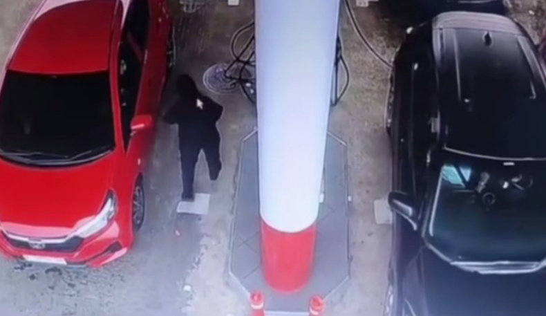 Mobil brio merah yang kabur usai isi pertalite (SinPo.id/Tangkapan layar)