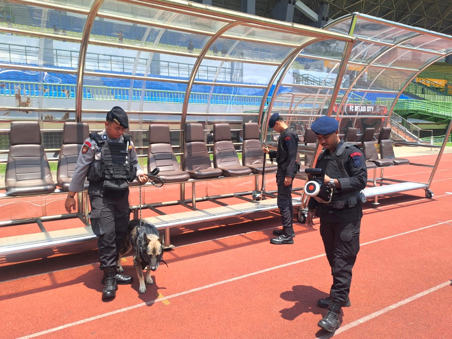 Proses sterilisasi stadion Chandrabagha Bekasi (SinPo.id/Dok.PMJ)