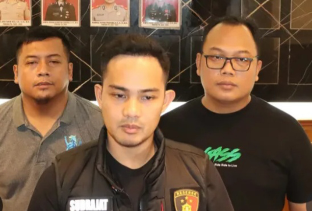 Kanit Reskrim Polsek Tambora, AKP Sudrajat Djumantara(tengah) (SinPo.id/Dok.Polsek Tambora)