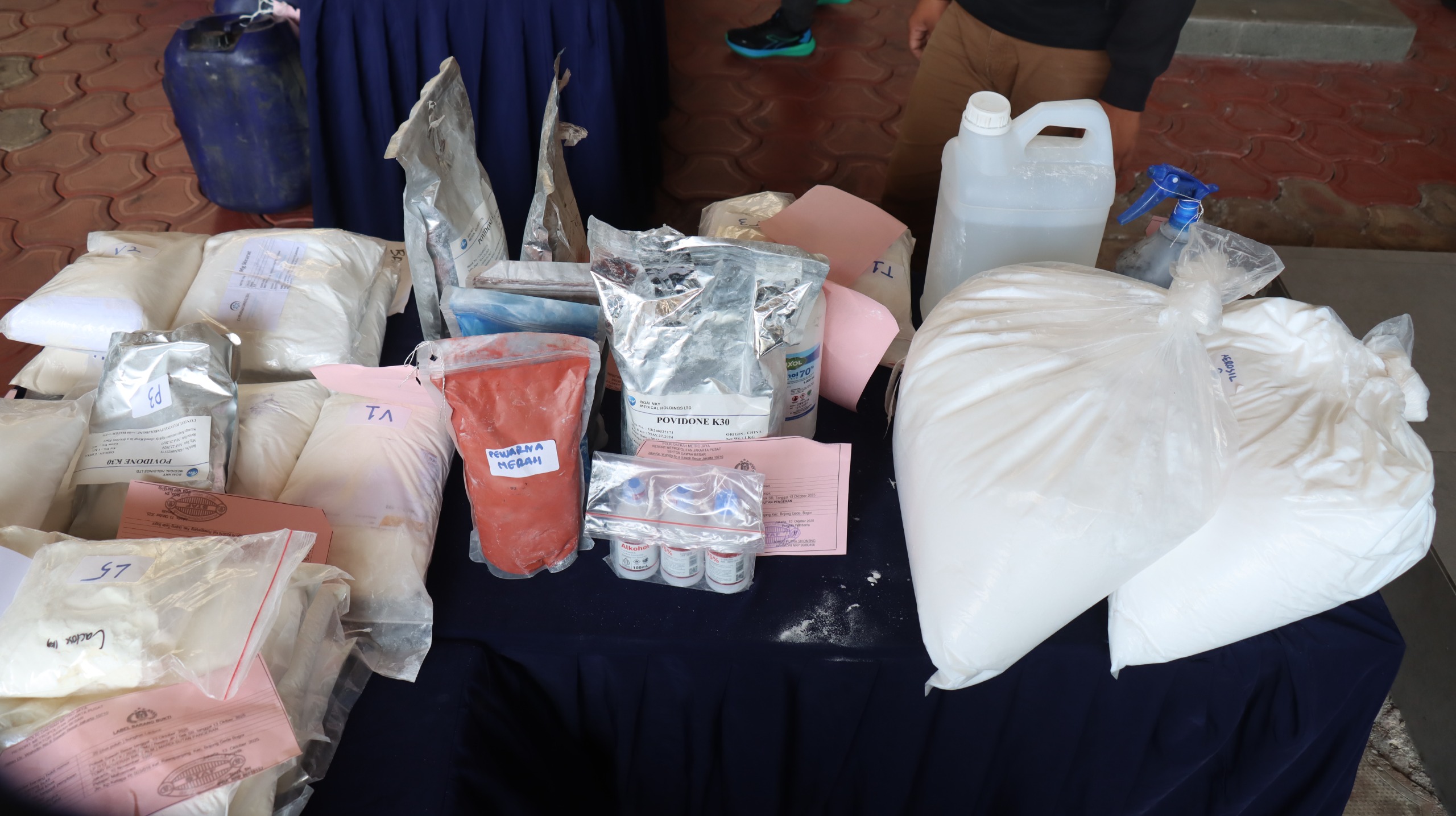 Barang bukti yang disita dari pabrik narkoba di Kedoya (SinPo.id/Dok.Polres Jakpus)