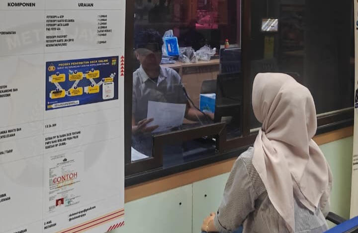Pembuatan SKCK lewat aplikasi (SinPo.id/Dok.PMJ)