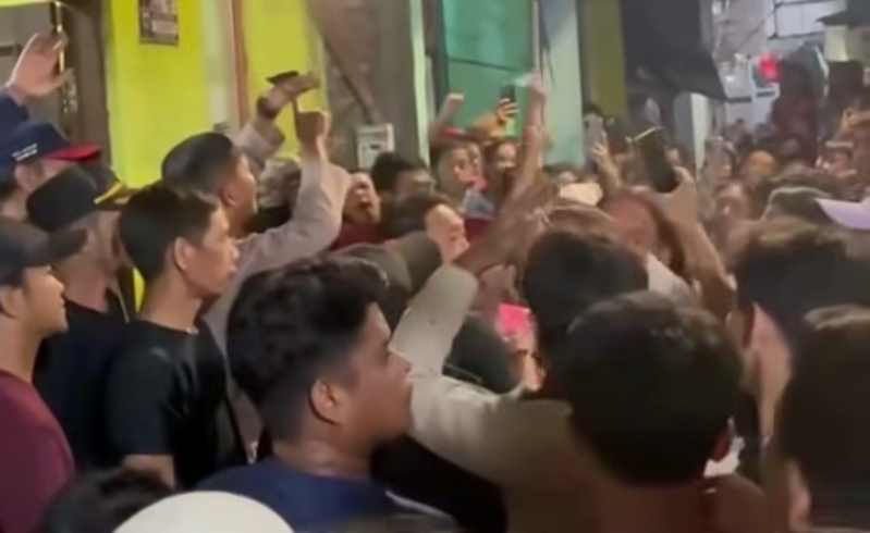 Video yang dinarasikan warga menggeruduk rumah polisi yang menjebak remaja SMP (SinPo.id/Tangkapan layar)