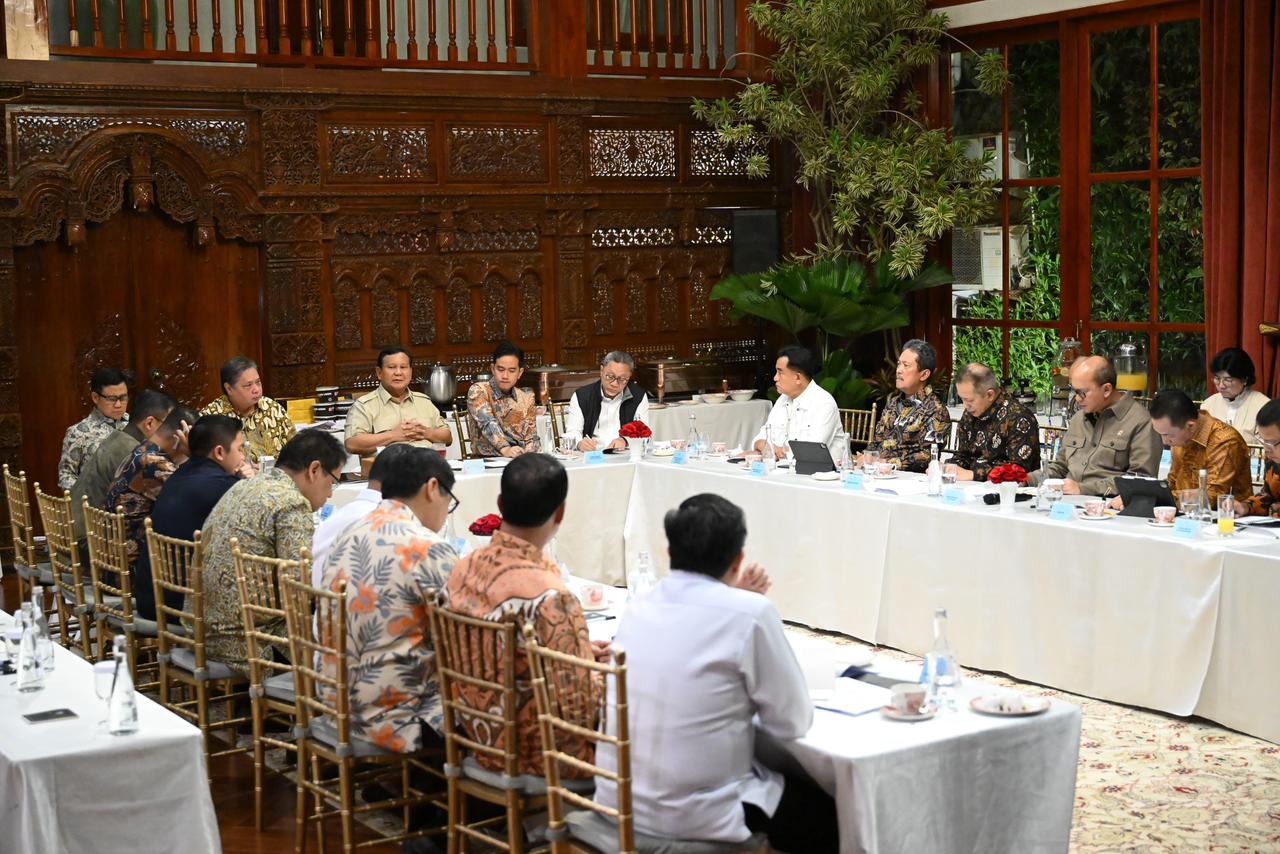 Minggu Malam Presiden Prabowo Pimpin Pertemuan Bahas Isu Strategis Sektor Keuangan