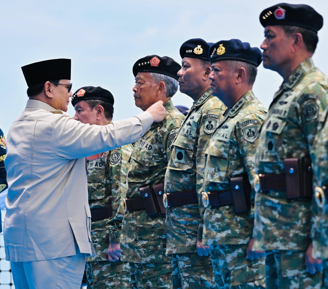 Presiden Prabowo Anugerahkan Pangkat Istimewa kepada 11 Purnawirawan TNI di KRI dr. Radjiman (SinPo.id/Biro Setpres)