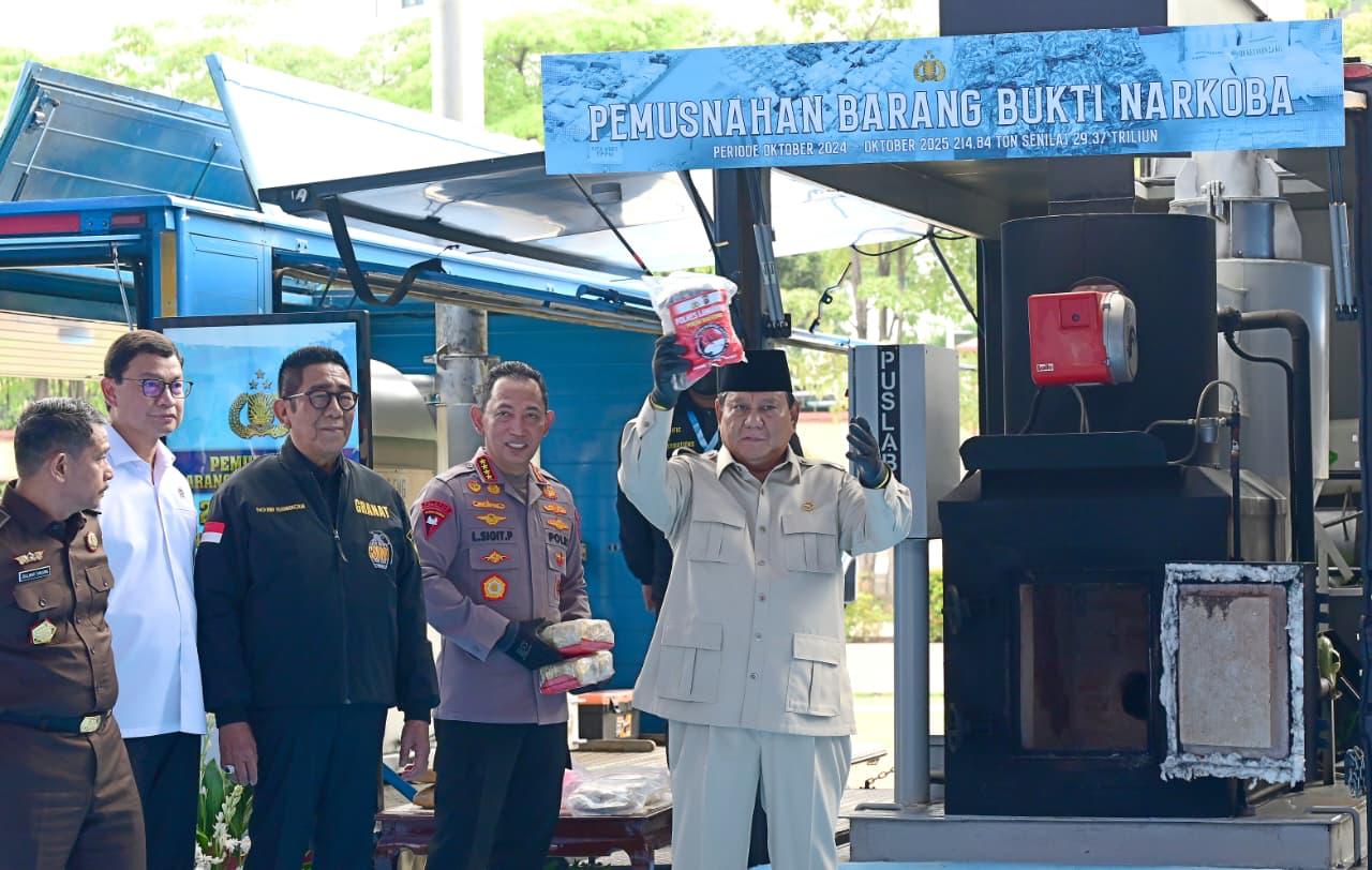 Presiden Prabowo Subianto hadiri pemusnahan barang bukti narkoba seberat 214,84 ton dalam periode satu tahun pemerintahan (Ashar/Foto: BiroSetpres/SinPo.id)