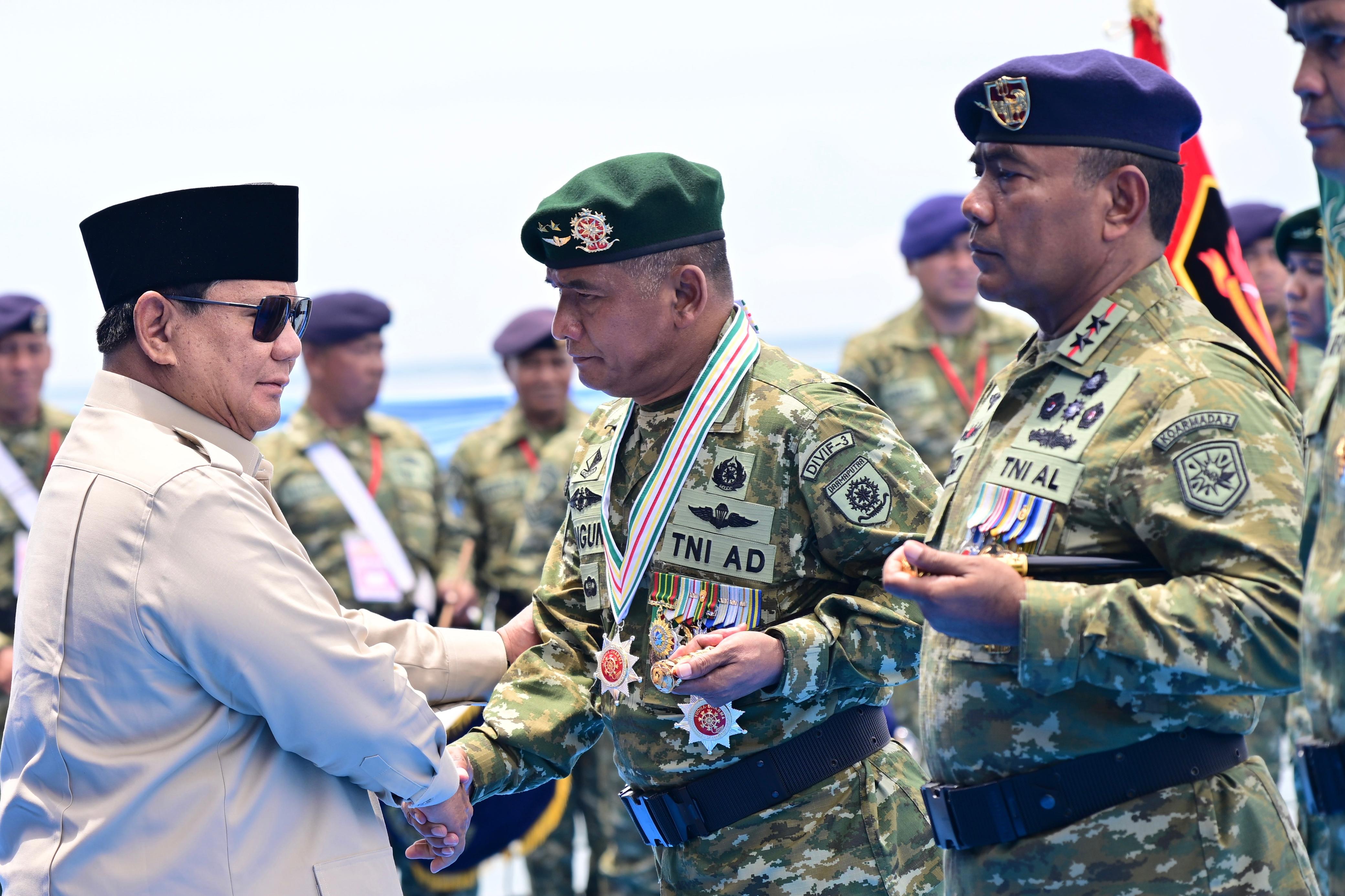 Presiden Prabowo Hadiri Presidential Inspection di KRI dr. Radjiman, Anugerahkan Tanda Kehormatan (SinPo.id/BiroSetpres)