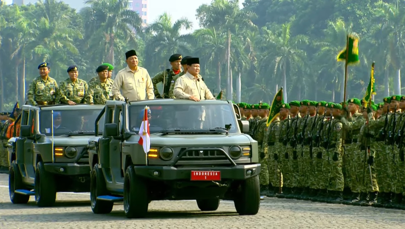 Presiden Prabowo-Panglima TNI Naik Maung Kelilingi Barisan Pasukan Upacara HUT ke-80 TNI di Monas (SinPo.id/YouTube)