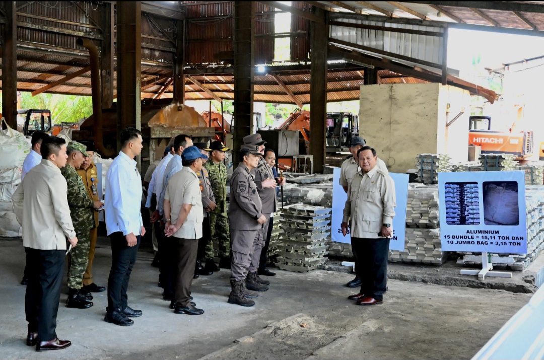 Presiden Prabowo Saksikan Langsung Penyerahan Aset Barang Rampasan Negara dari Tambang Ilegal kepada PT Timah (SinPo.id/Setpres)