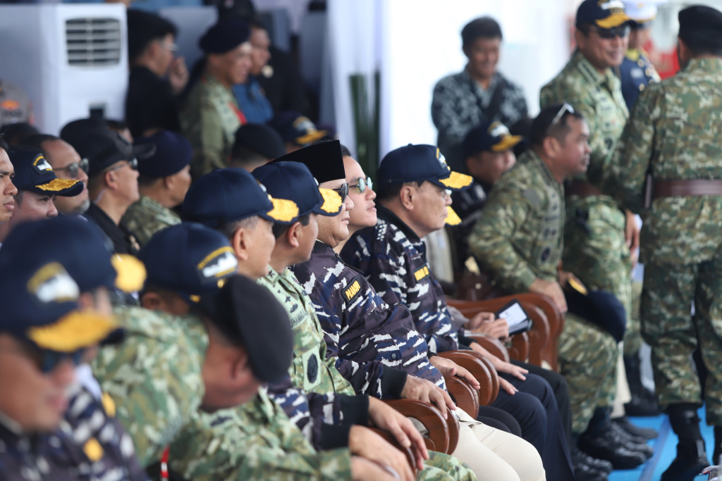 Presiden Prabowo menyaksikan demonlaut Sailing Pass TNI AL (Ashar/SinPo.id)