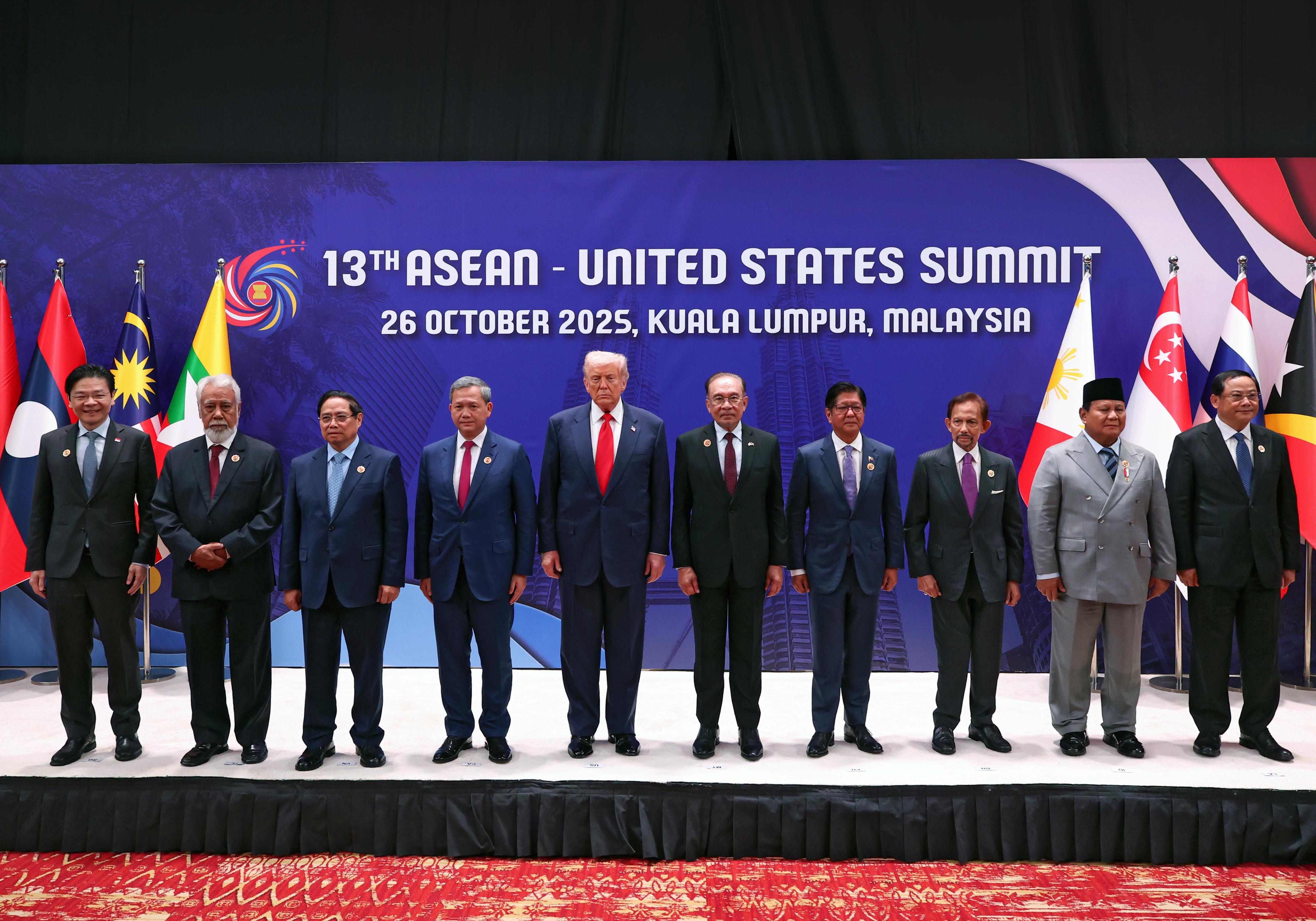 Pemimpin negara ASEAN bersama Presiden AS Donald Trump di KTT ASEAN Malaysia (SinPo.id/Setpres)