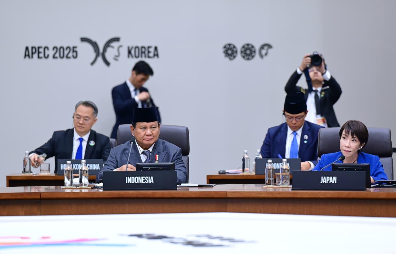 Presiden RI Prabowo Subianto pada sesi pertama APEC Economic Leaders’ Meeting (AELM) yang digelar di Hwabaek International Convention Centre (HICO), Gyeongju. (SinPo.id/Sekretariat Presiden)