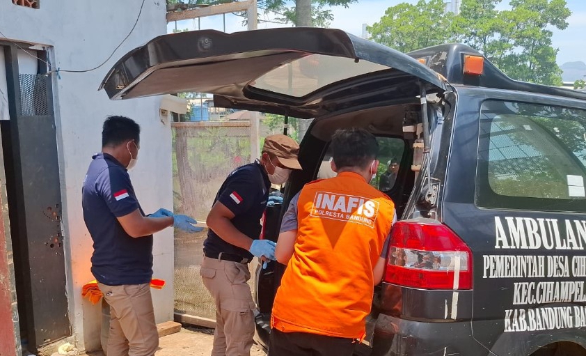 Polisi evakuasi mayat yang ditemukan di bengkel las (SinPo.id/ Humas Polri)