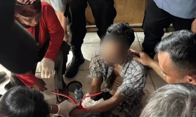 Pria yang diduga depresi saat diamankan petugas setempat (SinPo.id/Tangkapan layar)
