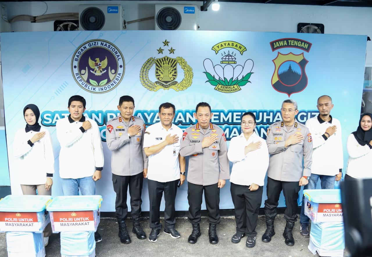 Kapolri Jenderal Listyo Sigit Prabowo berfoto bersama Gubernur Jateng, Ahmad Luthfi (Sinpo.id/Tim Media)