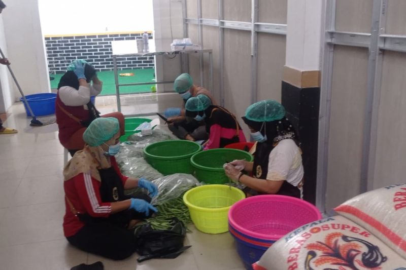 Sejumlah orang bekerja di salah satu dapur MBG di Kabupaten Lebak, Provinsi Banten. (SinPo.id/Antara)