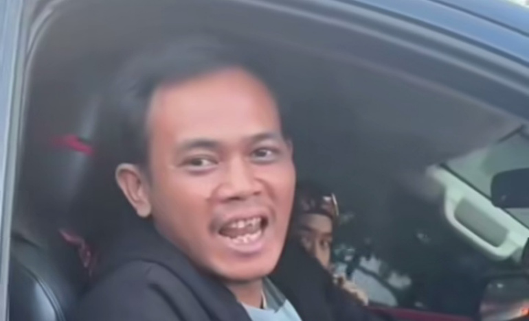 Tampang pemilik mobil pajero berpelat palsu (SinPo.id/Tangkapan layar)