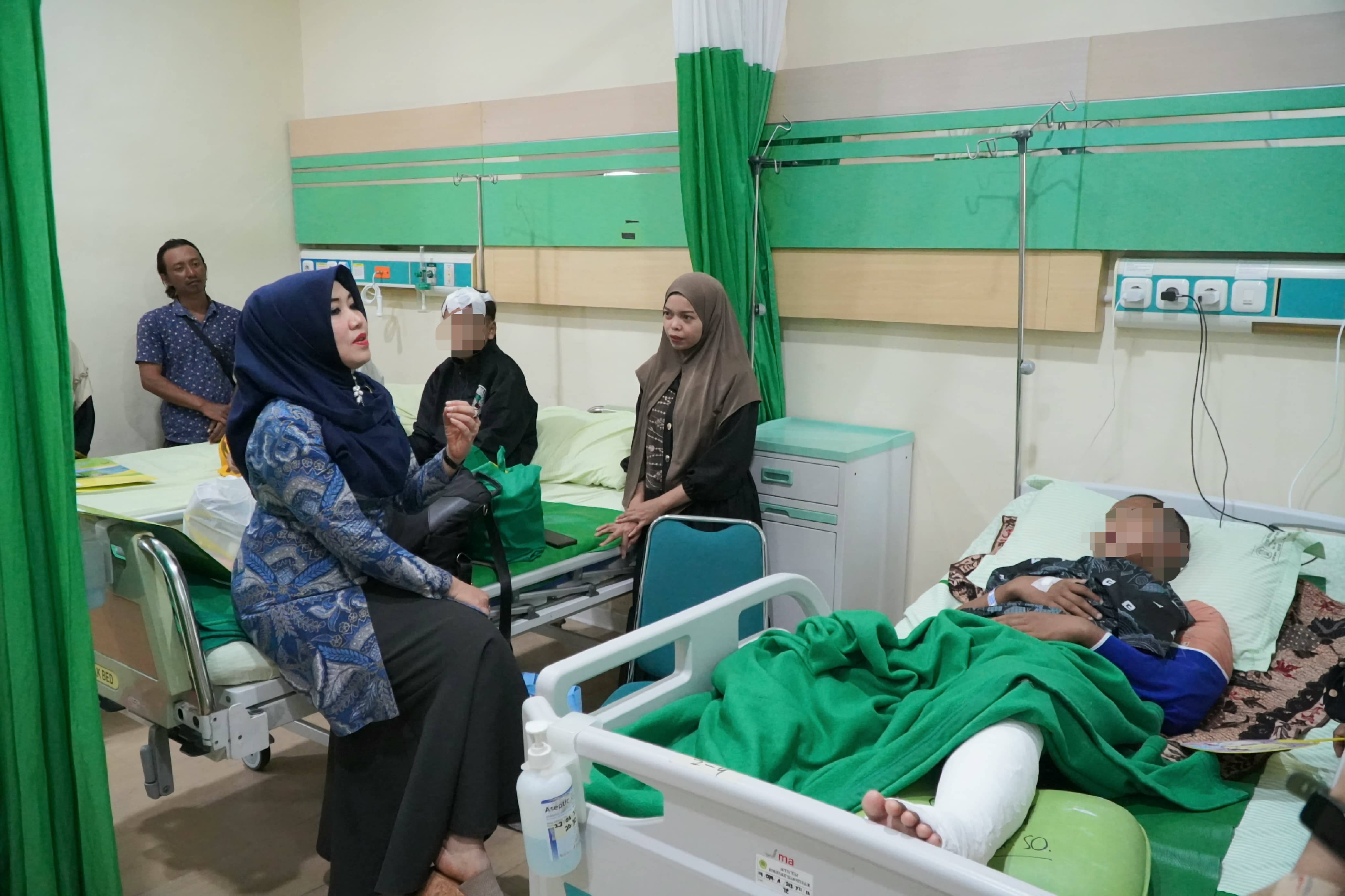 Anggota DPD RI Lia Istifhama Jenguk Santri Selamat Musala Roboh (SinPo.id/Istimewa)