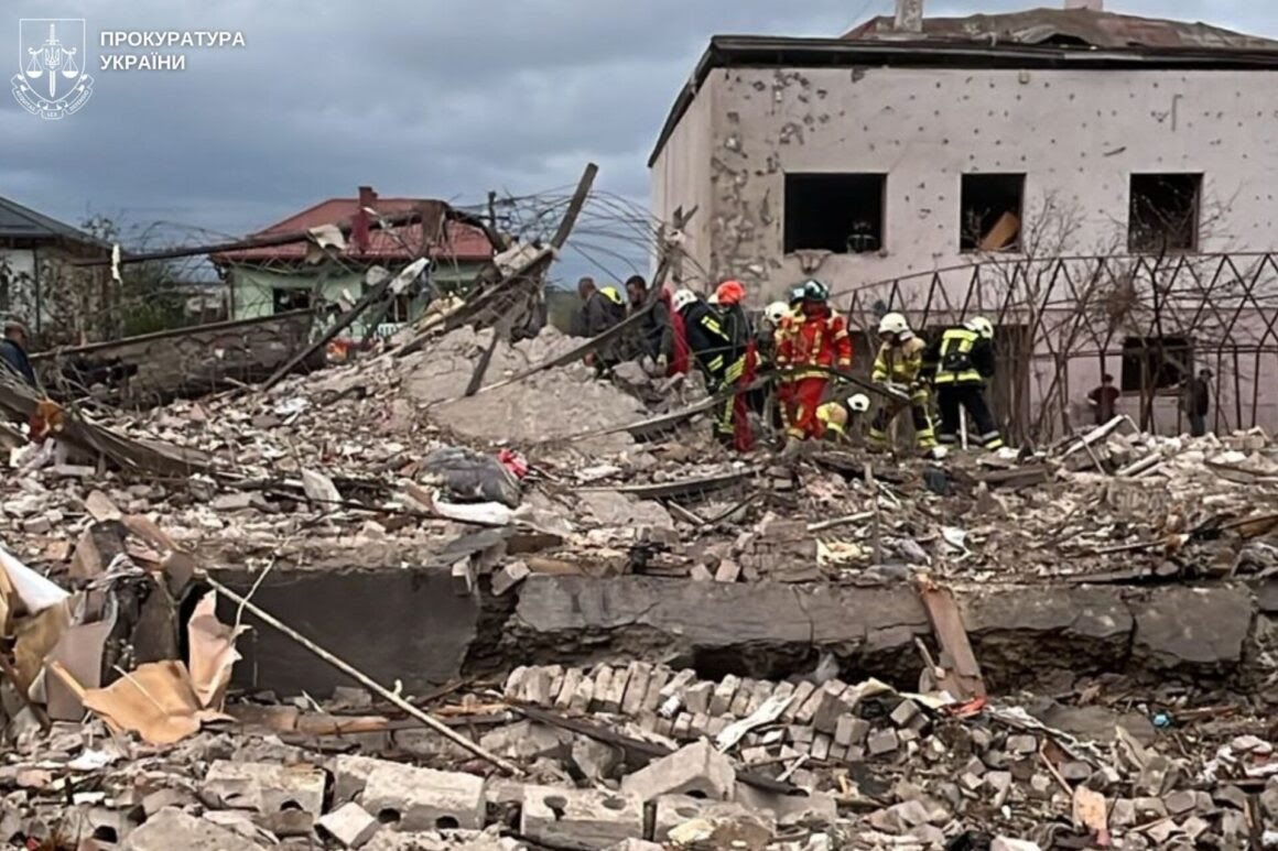 Sebanyak lima orang tewas akibat serangan rudal Rusia ke Ukraina. (SinPo.id/Kantor Wilayah Lviv)