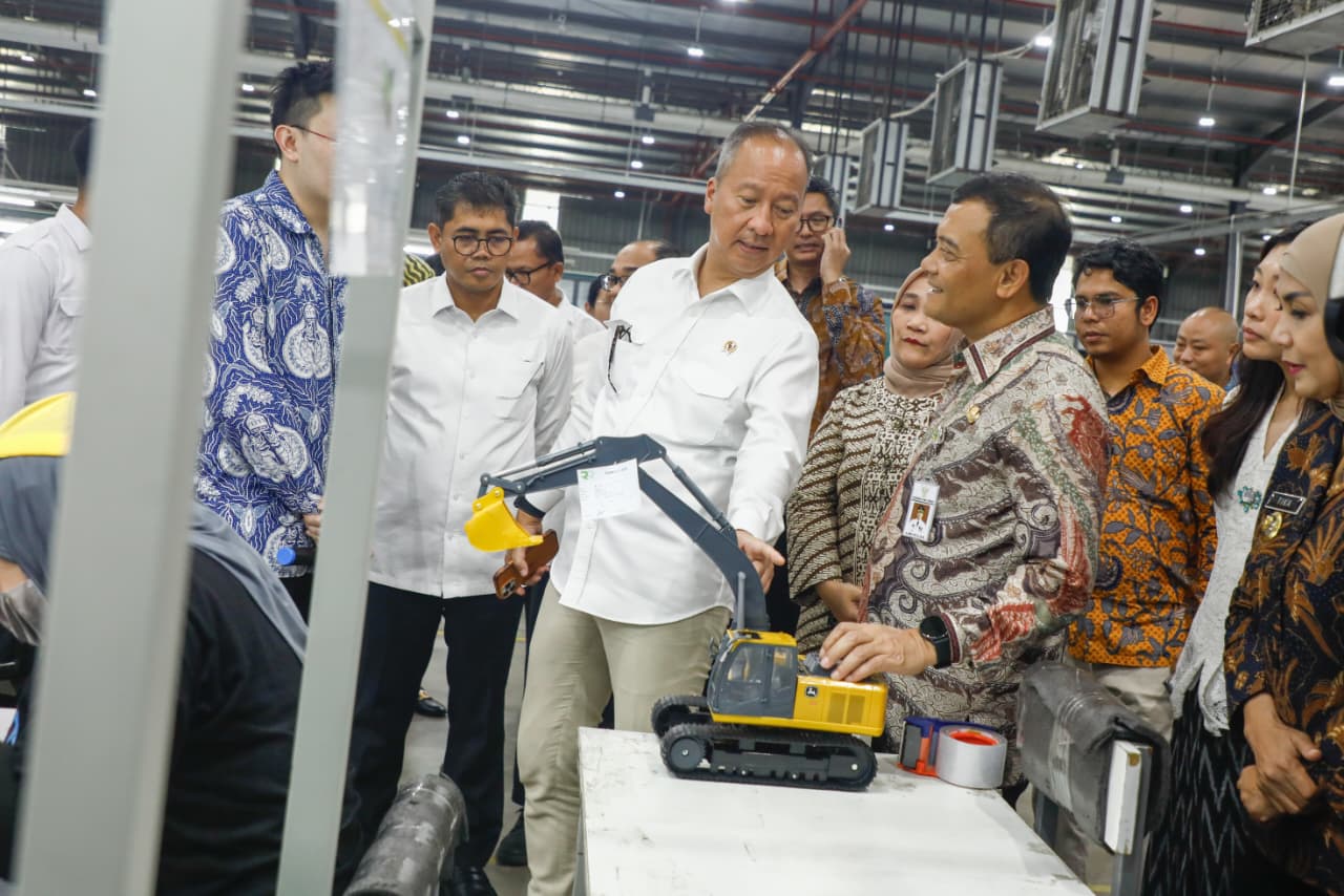 Gubernur Jateng, Ahmad Luthfi melihat pamerah hasil pengembangan KUR Jateng (Sinpo.id/Tim Media)