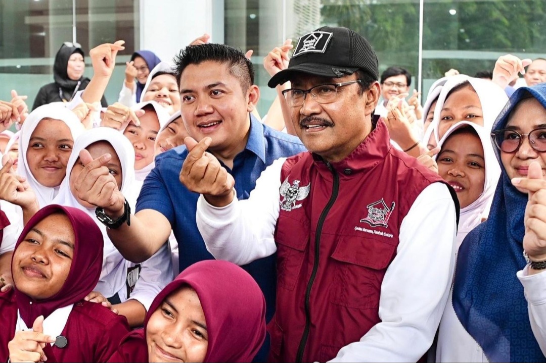 Seskab Teddy Indra Wijaya bersama Mensoa Gus Ipul (SinPo.id/Kemensos)