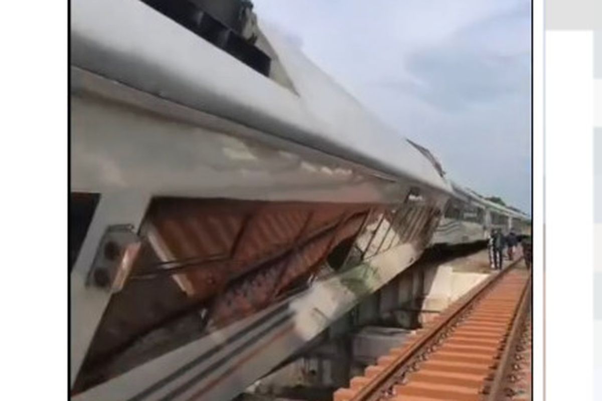 Tangkapan layar video menampilkan KA Purwojaya anjlok di Stasiun Kedunggedeh, Kabupaten Bekasi, Jawa Barat. (SinPo.id/Instagram)