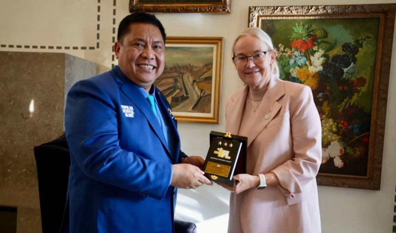 Ketua Umum IPL, Komjen Pol (Purn) Prof Petrus Reinhard Golose dan Presiden ITTF, Petra Erika Gummesson Sörling. (SinPo.id/dok. Pribadi)