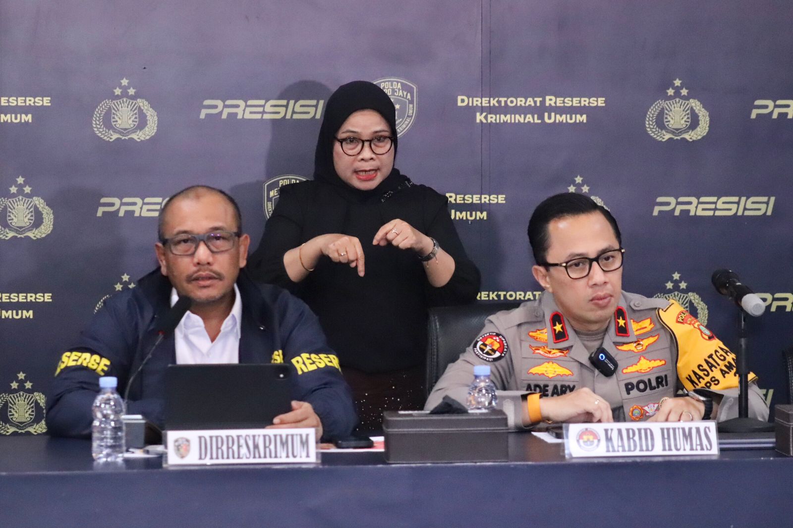 Dirkrimum Polda Metro Jaya, Kombes Wira Satya bersama Kabid Humas (SinPo.id/Dok.PMJ)