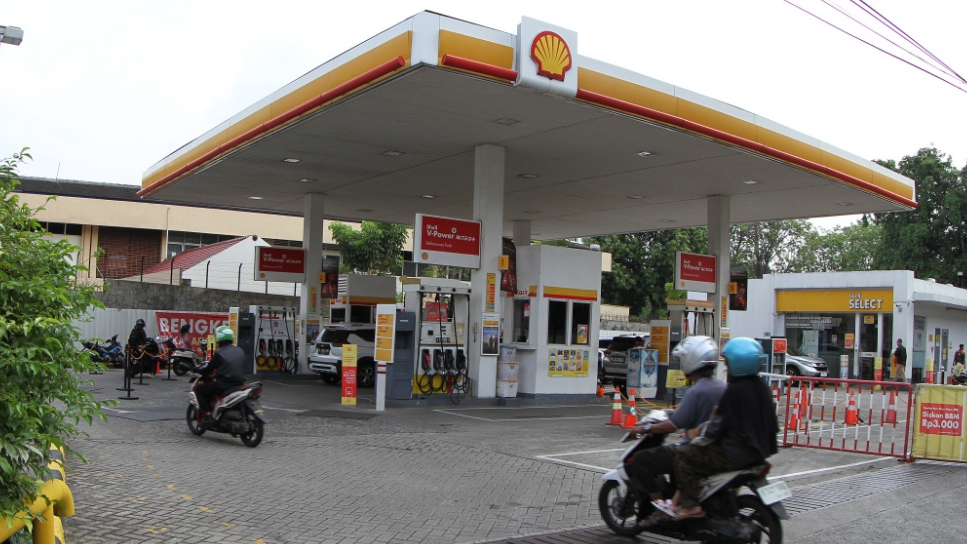 Kendaraan roda dua mengisi BBM di SPBU swasta (SinPo.id/Ashar)