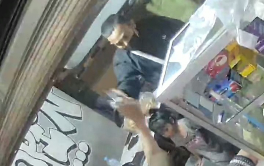 Terduga pelaku geng motor saat menyerang warkop di Tanah Abang (SinPo.id/Tangkapan layar)