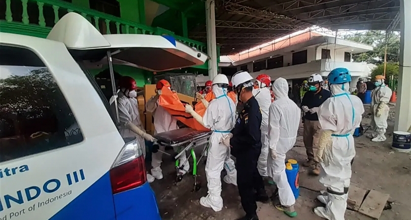 Tim mengevakuasi korban reruntuhan di pondok pesantren Al Khoziny. (SinPo.id/dok. Bnpb)