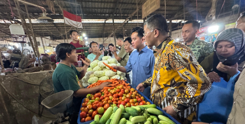 Wapres Gibran meninjau harga sembako di Pasar Jagasatru (SinPo.id/ Setwapres)