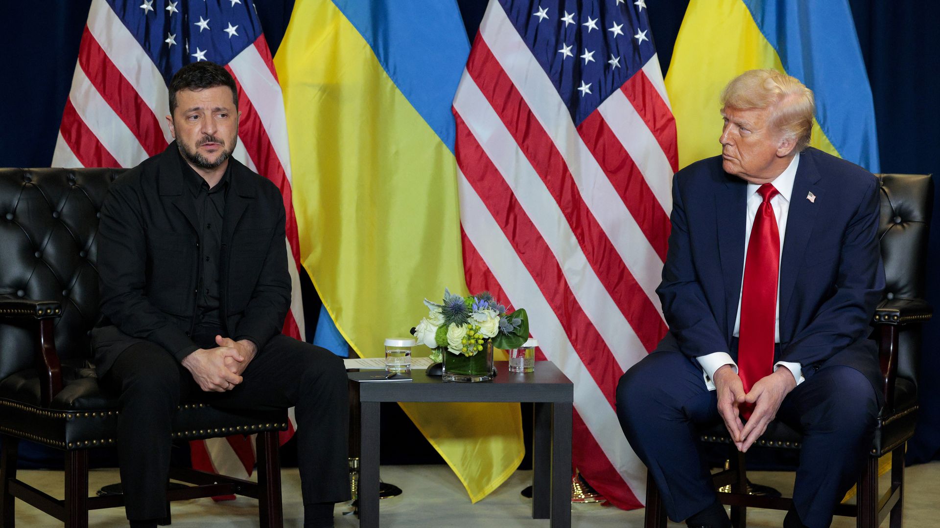 Presiden Ukraina Volodymyr Zelensky bersama Presiden Amerika Serikat Donald Trump (SinPo.id/Getty Images)