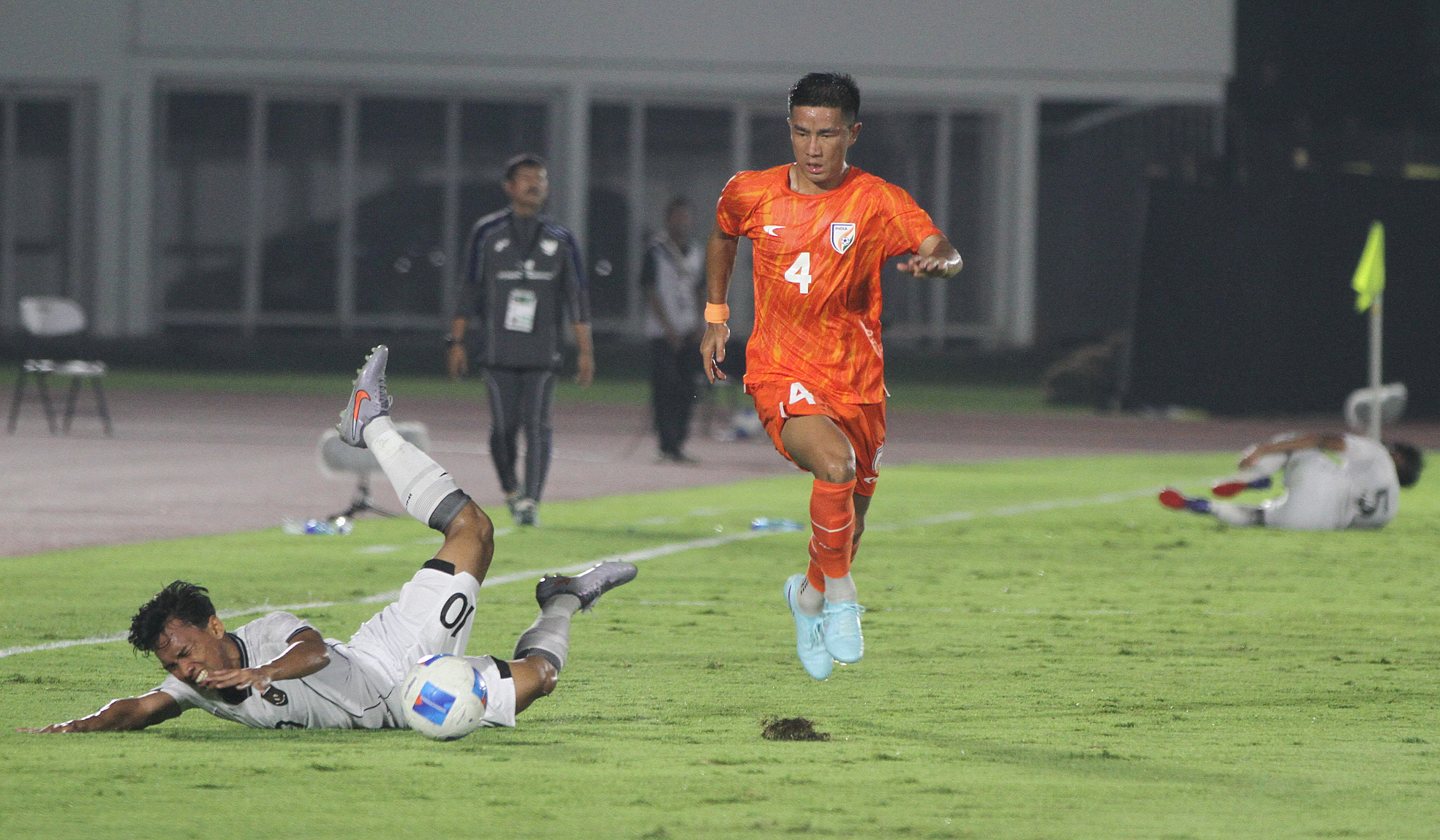 Laga uji coba timnas Indonesia U-23 melawan timnas India U-23. (Agus Priatna/SinPo.id)