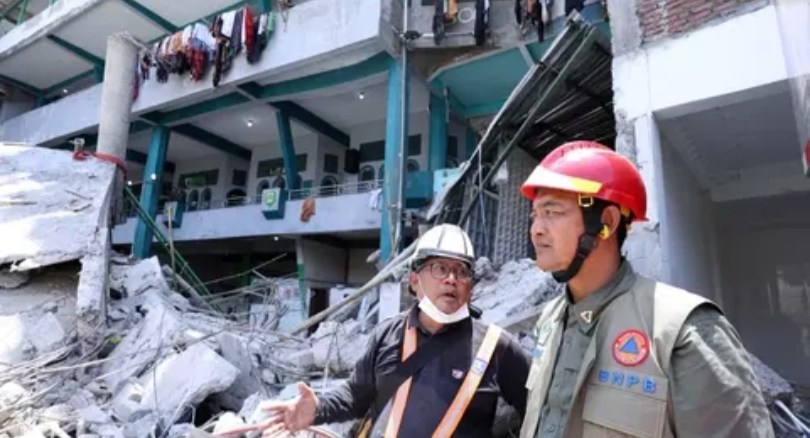 Deputi Penanganan Darurat BNPB, Mayjen TNI Budi Irawan memimpin proses evakuasi korban pesantren Al Khoziny. (SinPo.id/dok. Bnpb)