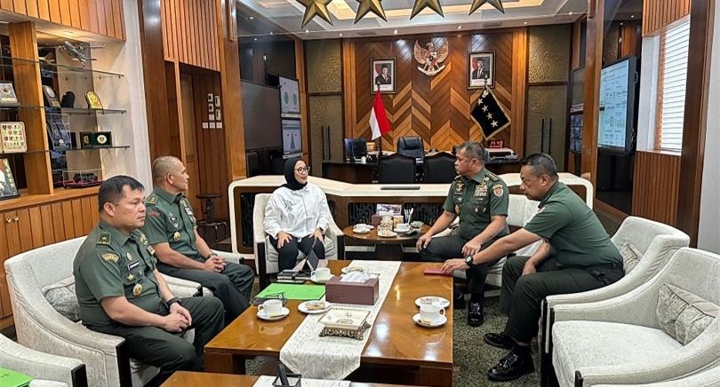 Wakil Kepala BGN Nanik S Deyang temui KSAD Jenderal TNI Maruli Simanjuntak. (SinPo.id/dok. BGN)