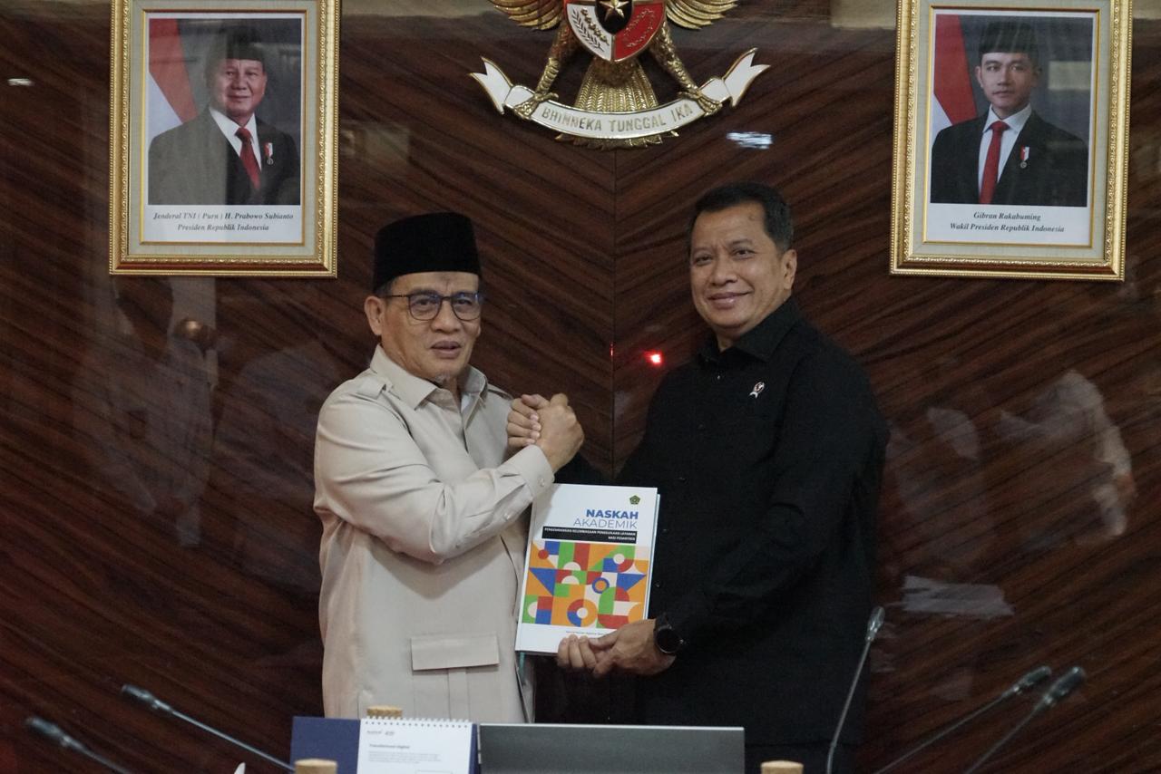 Wamenag Romo Muhammad Syafi'i dan Wamenpan RB Purwadi Arianto. (SinPo.id/dok. Kemenag)