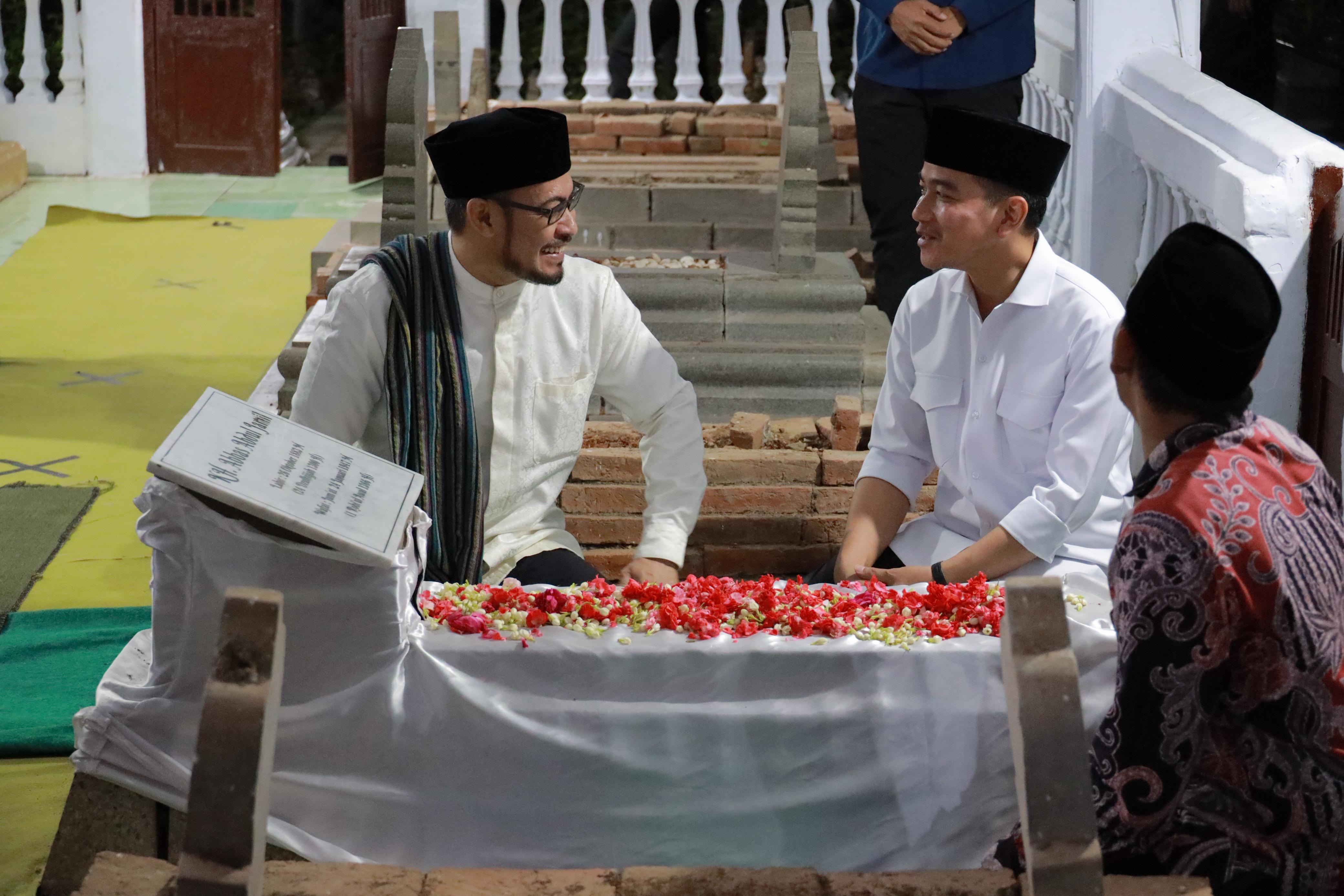Wapres Gibran menziarahi makam KH. Abbas Buntet. (SinPo.id/Setwapres)