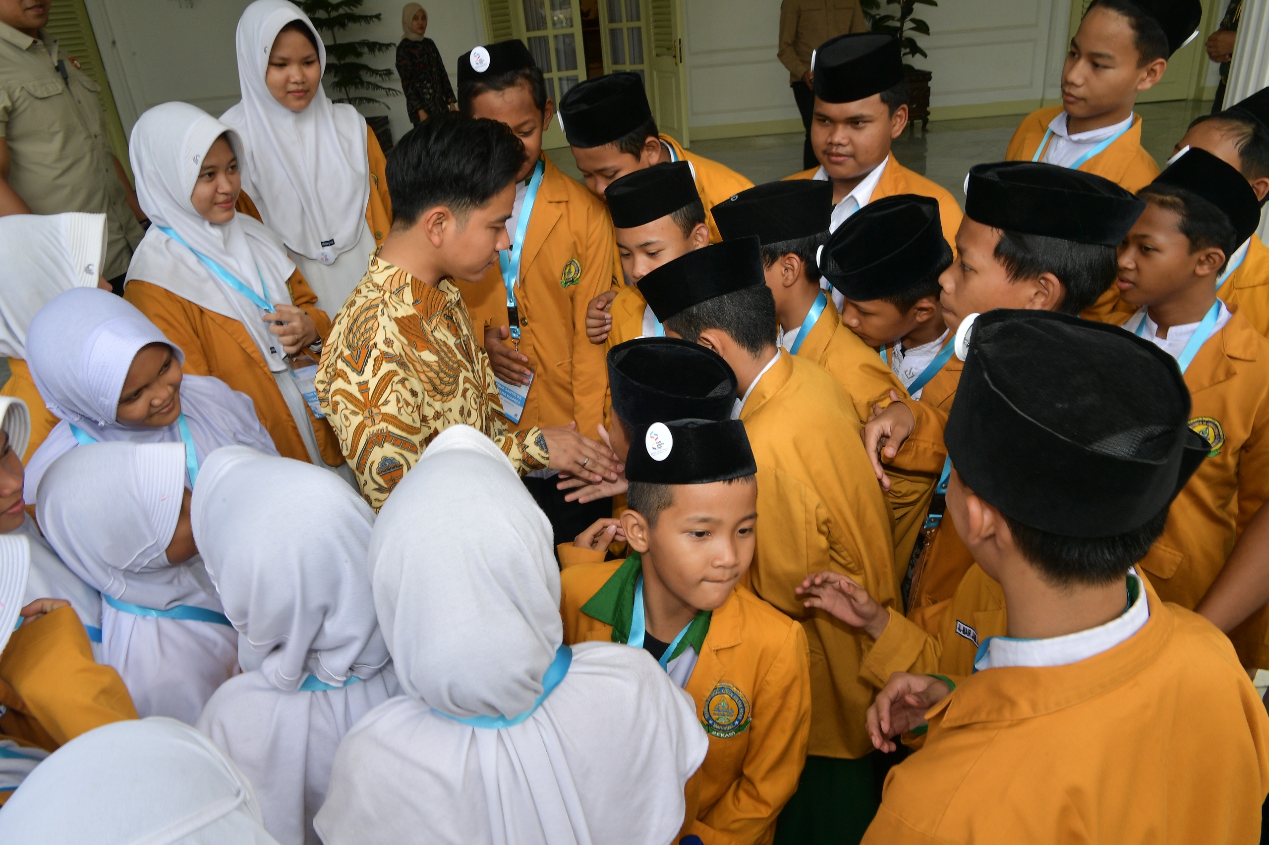 Wapres Gibran Rakabuming Raka dikerubumi para santri. (SinPo.id/Setwapres)