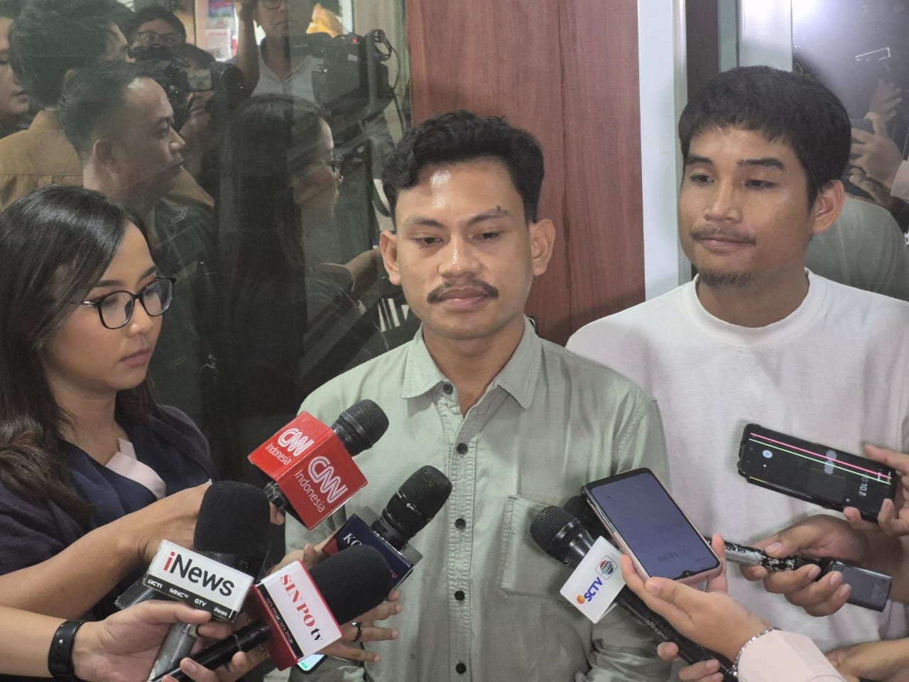 AMPK Laporkan Hakim MK Asrul Sani ke MKD Terkait Dugaan Ijazah Palsu (SinPo.id/Galuh Ratnatika)