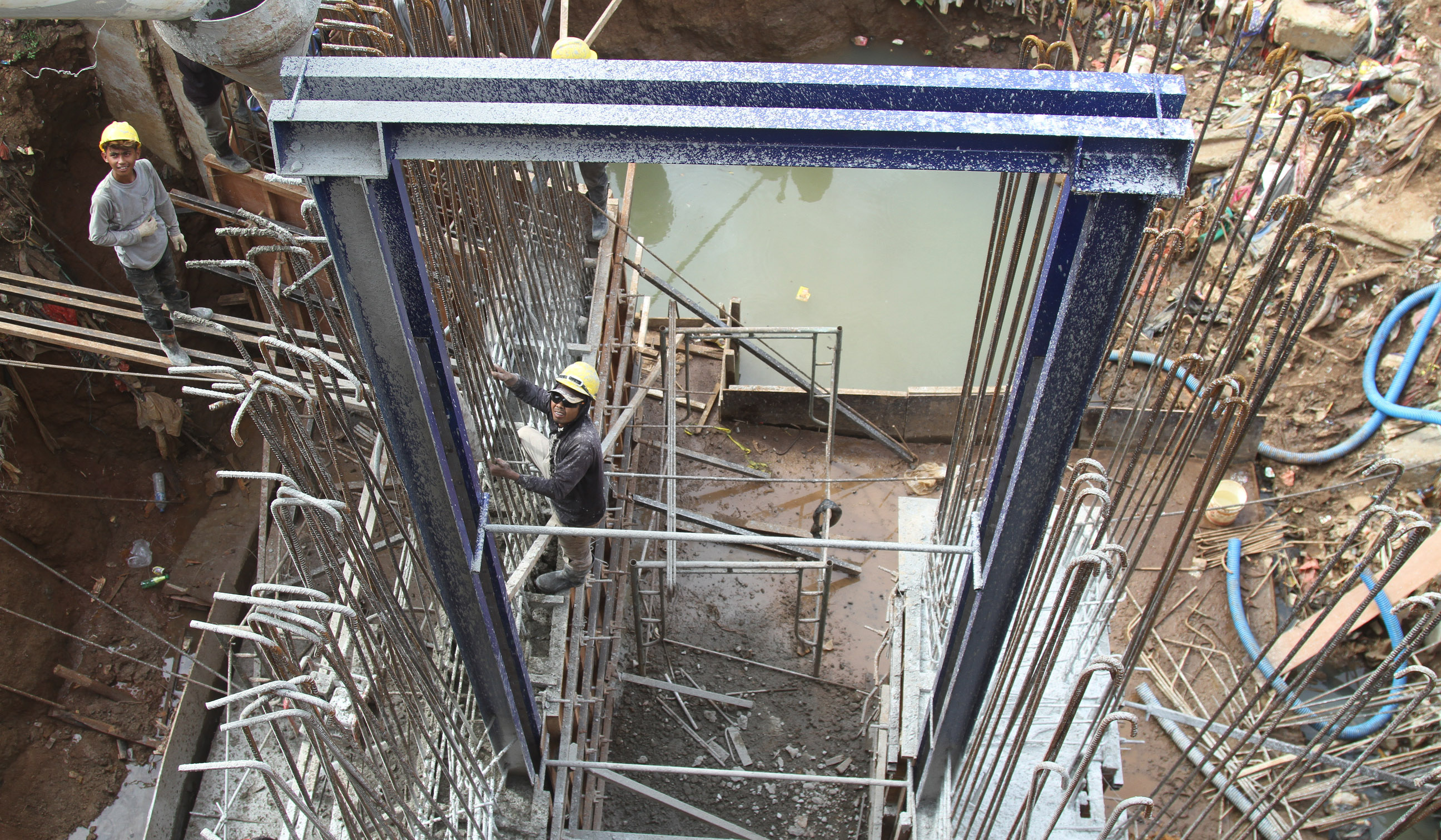 Pembangunan pintu air di bantaran Ciliwung. (Agus Priatna/SinPo.id)