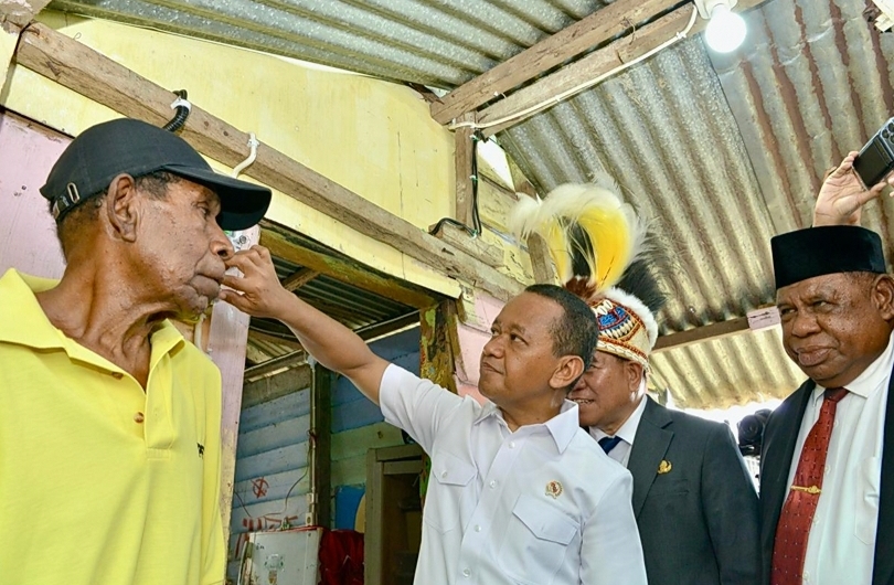 Menteri ESDM Bahlil meresmikan penyalaan 100 penerima BPBL di Fakfak (SinPo.id/ Dok. ESDM)