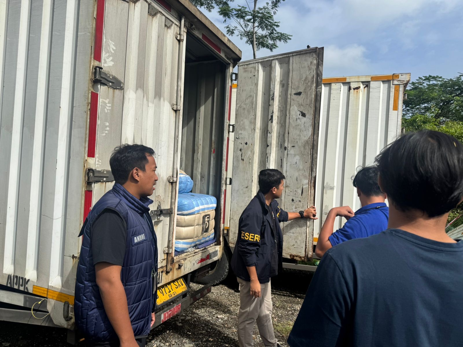 Barang bukti pakaian bekas impor ilegal yang disita (SinPo.id/Dok.PMJ)