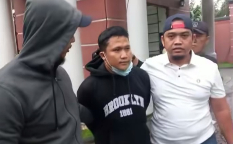 Tampang pelaku pemalak di Pasar Ciputat (tengah)(SinPo.id/Dok.Jatanras PMJ)