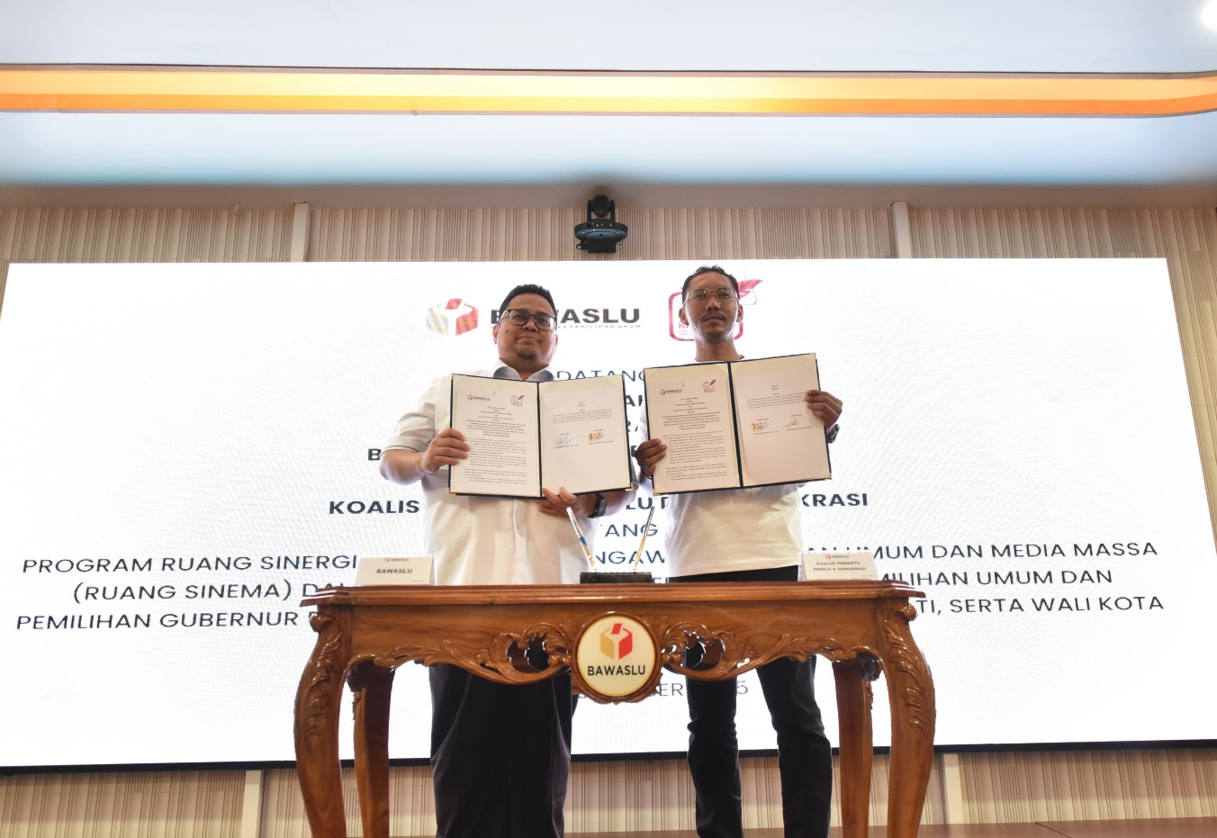 Bawaslu dan KPP DEM Teken MoU, Perkuat Pengawasan Pemilu Lewat Literasi Digital dan Media (SinPo.id/Sigit)