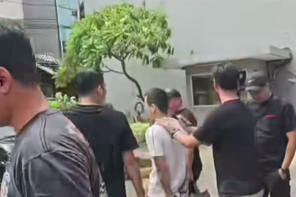 Pelaku (berkaus putih) saat ditangkap Subdit Jatanras PMJ (SinPo.id/Tangkapan layar)