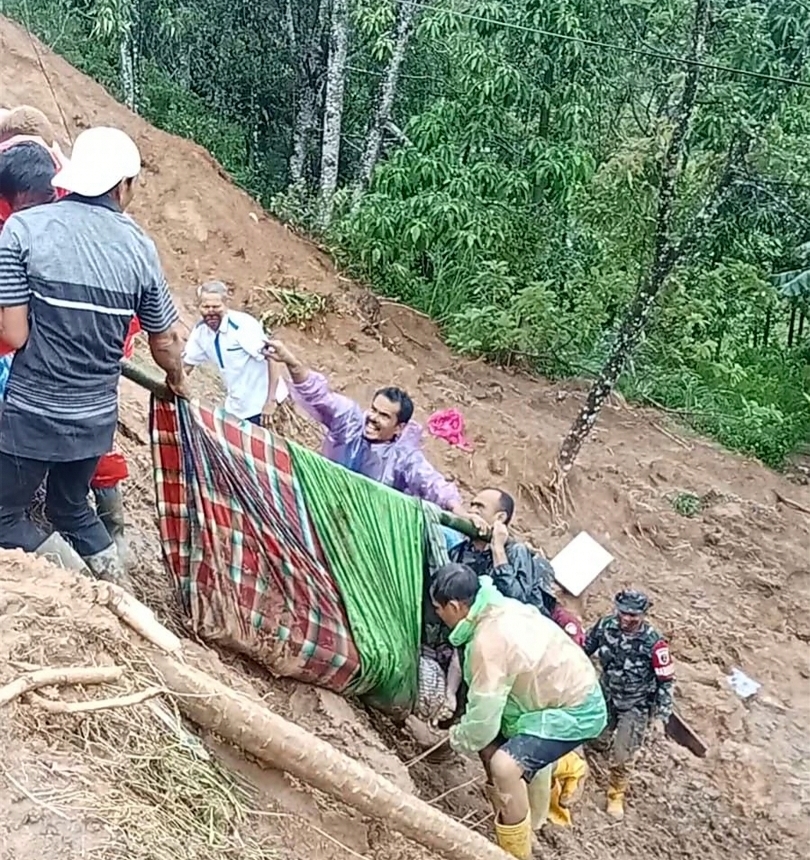 Ilustrasi proses evakuasi korban bencana di Sumatera. (SinPo.id/dok. Dispenad)