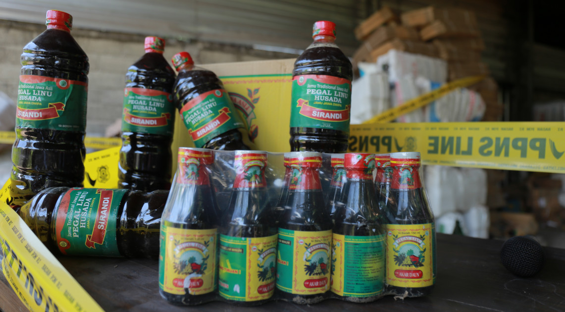 BPOM menindak pabrik obat tradisional ilegal di wilayah Banyuwangi sebagai respons atas laporan masyarakat terkait pabrik jamu ilegal. (SinPo.id/Dok. BPOM)