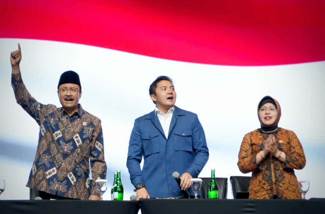 Mensos Gus Ipul, Seskab Teddy Indra Wijaya dan Kepala BPS Amalia Adininggar Widyasanti (SinPo.id/Kemensos)