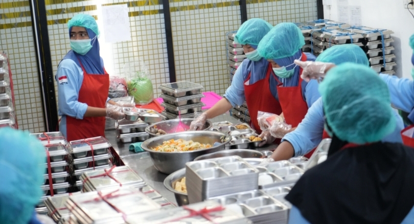 Petugas sedang menyiapkan menu MBG (SinPo.id/ Dok. BGN)