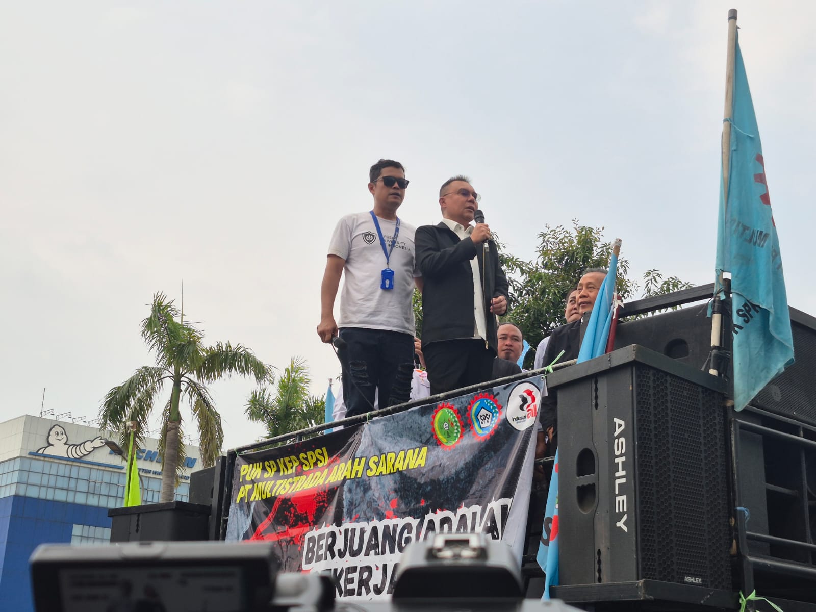 Wakil Ketua DPR RI Dasco saat temui pengunjuk rasa di pabrik Michelin (SinPo.id/ Galuh Ratnatika)